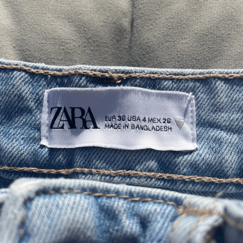 Jätte fina jeanshorts från zara, i storlek 36. Köptes på plick och säljer då dem är lite för stora. Shorts.