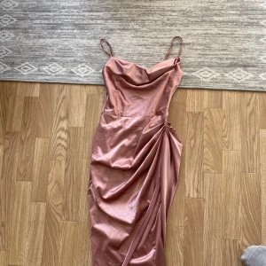 Klänning - Aldrig använt denna bara testat och sitter mycket fint på. 