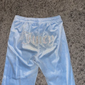 Juicy byxor - Jag säljer nu mina juicy byxor som är användna men i relativt gott skick. De är i storlek m men jag har sytt in dom vilket betyder att de kan passa bättre för någon med storlek s. Det finns även en matchande tröja att köpa till. 