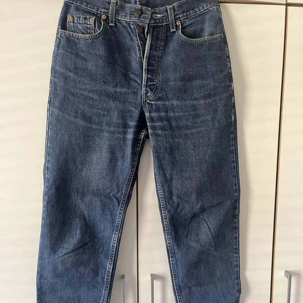 Mörkblåa Levis jeans, helt ok skick. Jeans & Byxor.