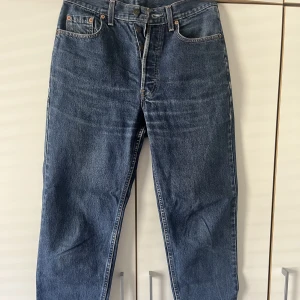 Levis jeans - Mörkblåa Levis jeans, helt ok skick
