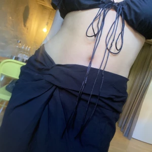 Linnekjol - Svart linnekjol med knutdetalj och slits, köpt från hm förra året. Jag ville ha den lågmidjat så gick upp 1-2 storlekar. 