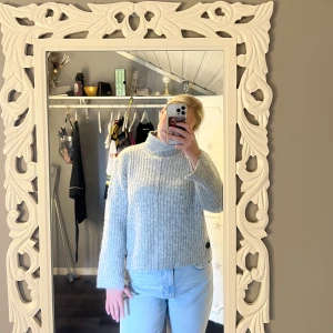 Stickad tröja - Säljer denna fina stickade tröja med slits på armarna, knappar på sidorna och lite högre upp till halsen🩷endast använd fåtal gånger, dm för frågor