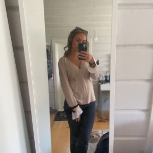 tröja - säljer en så tröja med så fina ärmar! storlek m men passar mig som vanligtvis har s. säljer då jag ej använder den💞