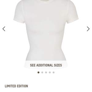 Skims t-shirt i modellen Cotton Jersey i xs. Prislappen sitter kvar endast provad. Pris kan diskuteras vid snabb affär