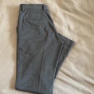 Jack&Jones premium kostymbyxor - Kostymbyxor från Jack&Jones premium. Söm på högra framfickan har släppt lite.