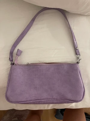 Ljuslila axelväska - Säljer pga använder inte den längre, den har två fickor! 