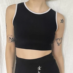 Svart crop topp med bar rygg - En kort shirt med en urringat mönster på baksidan där man kan knyta själv 