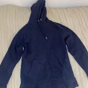 Marinblå hoodie i storlek M från Lager 157. Säljer denna då den blivit för liten. 