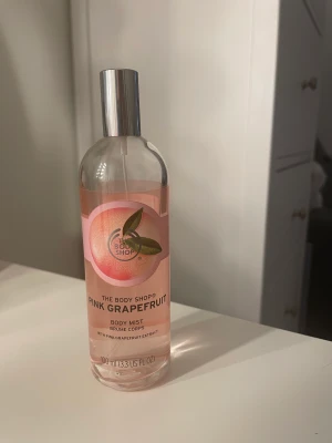 🥰 - Gamla versionen luktar fortfarande mycket och gott! Säljer då jag har för många parfymer