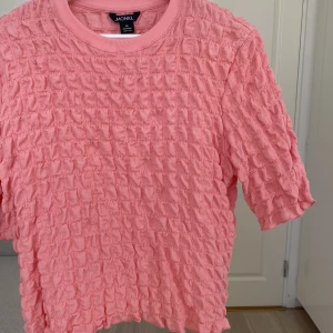 Scrunchy tshirt - Rosa tshirt från Monki i stretchigt material. 