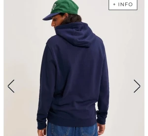 Lyle and Scott - Säljer min Lyle and scott hoodie. Mörkblå jätteskön tröja som inte alls kommer till användning tyvärr (endast använd för provning). Storlek S