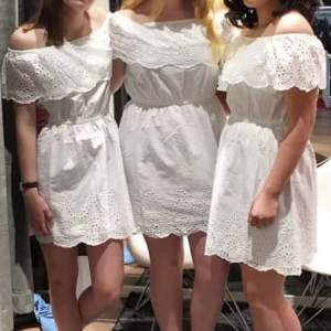 Vit off-shoulder klänning - Vit off-shoulder klänning från Bikbok i storlek XS. Aldrig använd, i fint skick.
