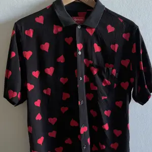 Supreme SS17 Hearts Rayon Button Up Shirt.  Använt 3 gånger så väldigt bra skick, väldigt svår att få tag i. Har du frågor är det bara att skriva :)