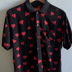 Supreme - Supreme SS17 Hearts Rayon Button Up Shirt.  Använt 3 gånger så väldigt bra skick, väldigt svår att få tag i. Har du frågor är det bara att skriva :)