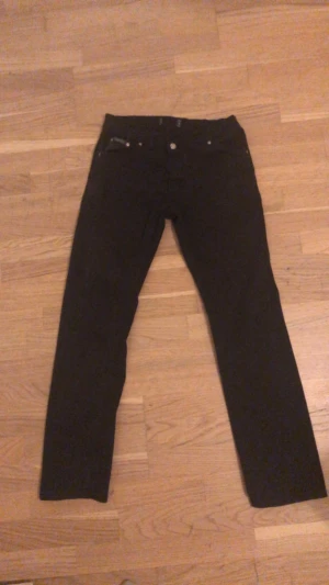 Hugo boss jeans svarta - Hugo boss jeans använda flera gånger men tänkt att sälja dem nu
