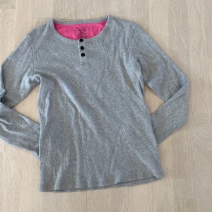 Långärmadtröja  - Nästan aldrig använd. Jätte fin med en svart kjol eller ett par jeans. 