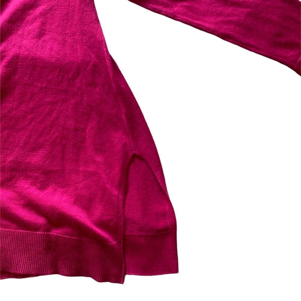 En rosa lite tjockare långärmad tröja med slits, typisk Stockholmsstil. Fick av en vän, aldrig använt, som ny 💕. Tröjor & Koftor.