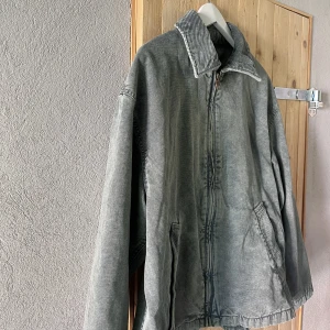 Weekday jacka  - Snygg weekday jacka. Använd 2 gånger pågrund av att det inte är min stil. Säljer för 400 men kan gå ner i pris i snabb affär.