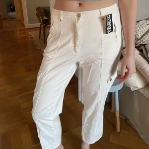 Vita byxor - Sköna, tunna byxor i bomull från Humana. Står ingen storlek, men skulle säga att de passar S lite oversized och M mer kroppsnära. Har aldrig använt dem! 
