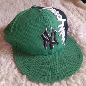 Grön New York Yankees Keps - Snygg och knappt använd grön keps från New york Yankees. 