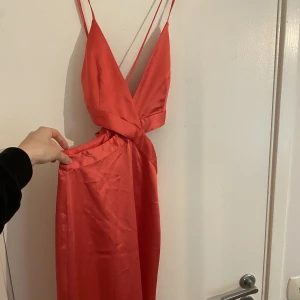 Rosa klänning  - Rosa klänning som aldrig är använd köpt på zara. Klänningen är längre och kommer till vaderna