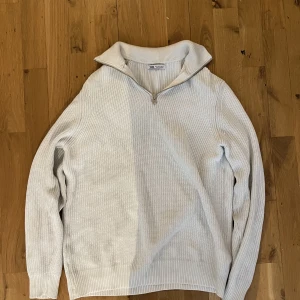 Zara zip up tröja - Hej! Säljer nu min snygga zip up tröja från zara, storlek M. Den är i bra skick och använd endast ett par enstaka gånger. Hör av dig vid frågor 🙌