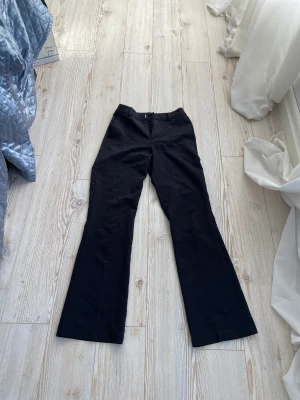 Högmidjade kostymbyxor  - kostymbyxor från bikbok säljer pågrund av att dom är för stora 