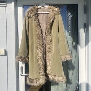 Finaste afghan coat!!! - En jättefin afghan coat som tyvärr inte kommer till användning:( den är perfekt till våren och hösten. Den är inte fodrad och är väldigt lätt att ha på sig. Väldigt lik penny lane jackor! Storleken är 38/40 men den skulle passa vem som<33 