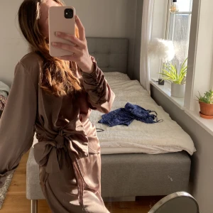 Klänning från Gina Tricit - Jättefin skimrig/glänsande klänning från Gina som kan knytas på olika sätt! inga defekter och endast använd en gång!💞 skriv för fler bilder eller frågor