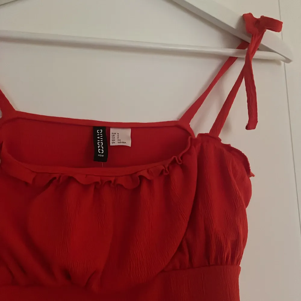 Fin röd klänning från h&m. Oanvänd! Går att reglera axelbanden☺️storlek S. Finns även en likadan i blommigt!. Klänningar.