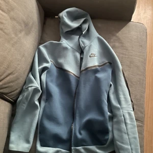 Nike Tech tracksuit - Säljer min Nike Tech använd i endast 3 veckor. Sällsynt färg och i bra skick.  Pris kan diskuteras, för fler frågor och bilder kom DM Koftan storlek S  Byxornas storlek M 