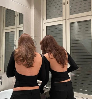 Tröja med öppen rygg - Säljer denna superfina tröja med öppen rygg från Alobha label, då jag köpte den i två storlekar. Aldrig använd!!🤍🤍