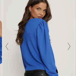 Crepe Puff Shoulder Top - Blå tröja från Nakd i storlek s