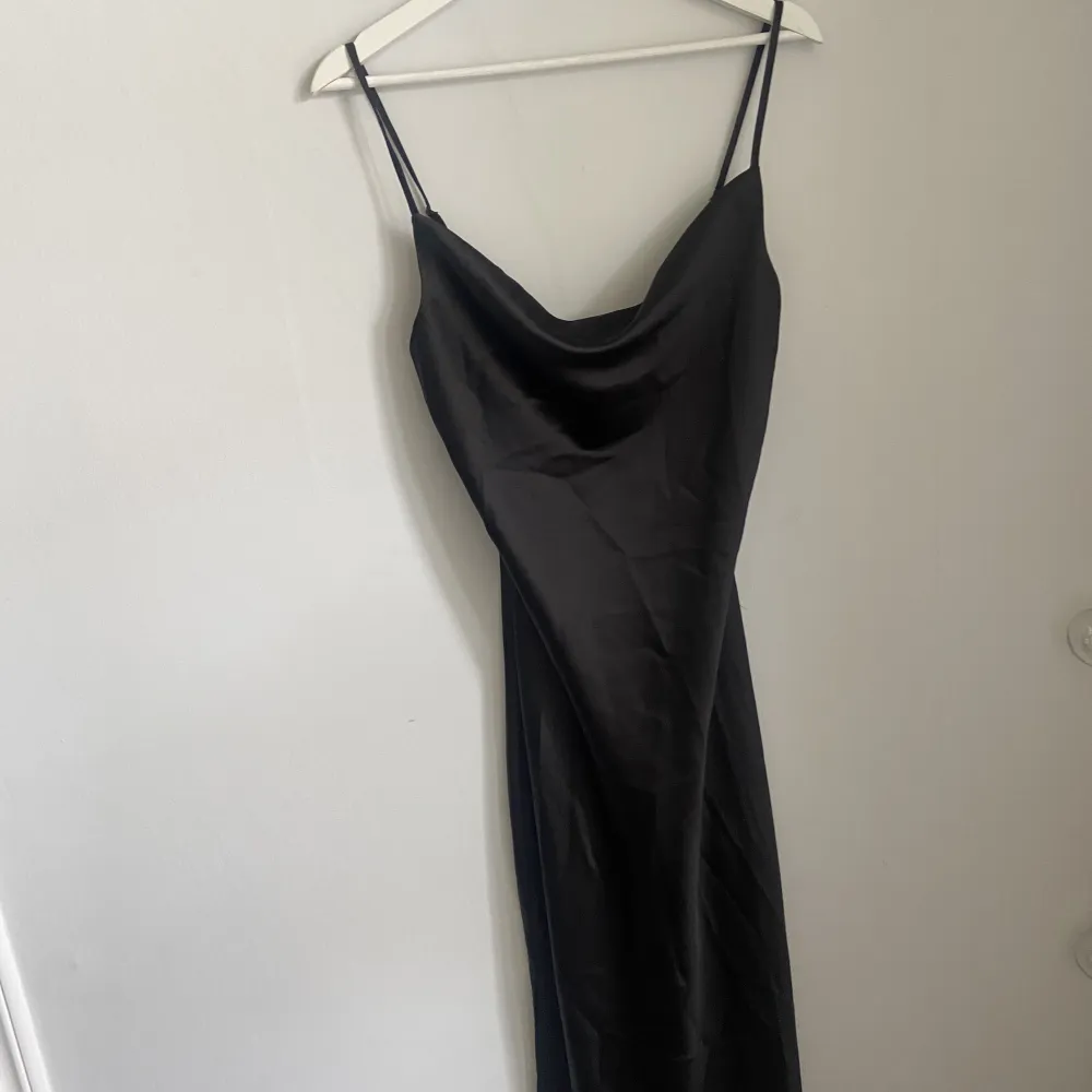 Så fin satin klänning från Gina Tricot!!  Storlek 34, använd 1 gång på en bal💗 Ord pris: 499. Klänningar.