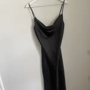 Så fin satin klänning från Gina Tricot!!  Storlek 34, använd 1 gång på en bal💗 Ord pris: 499