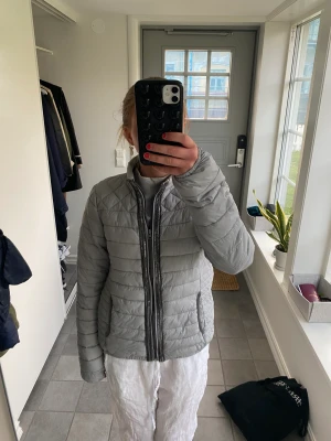 Grå jacka  - Intressekoll på denna sjukt snygga och unika jackan med glitter detaljer. Märket CULTURE & strl 34. Nyskick! 