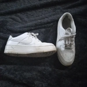 Nike air force leather 39 - Skitsnygga, vita Nike air force i strl 39. I äkta läder. Slitna i fodret vid hälen annars superfint skick!  Superbekväma, med lite platå. Normal strl 39 Nypris 2000 kr Kan skickas spårbart (69:-)