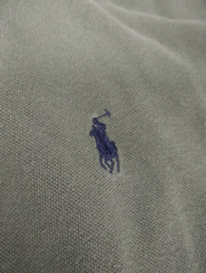 Ralph Lauren  - T shirt från Ralph Lauren i storlek M, skick 8/10. Om du vill ha flera bilder eller du har frågor du kan skriva till mig 🤗💛