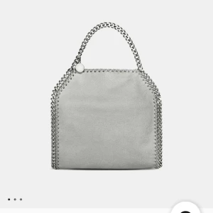 ❗️äkta stella McCartney väska❗️ - Säljer denna superfina Stella McCartney väska. I färgen light grey , väskan är i storlek small, väskan är som ny, jag har dustbag, box , bevis att väskan är äkta. Nypris 10 180kr , Kontakta gärna om ni är intresserade.