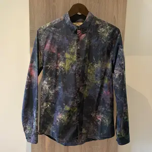 En fin fargerik oxfordskjorta i slim fit från 2014 kollektion. Sparsamt använt, inga skador.