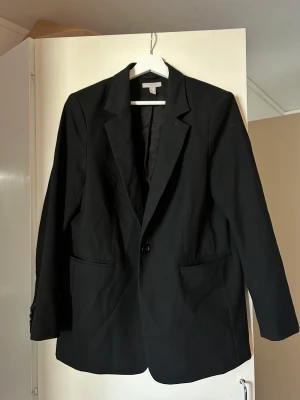 Två kavajer  - Säljer två kavajer från H&M i storlek M      Säljs ej separat  