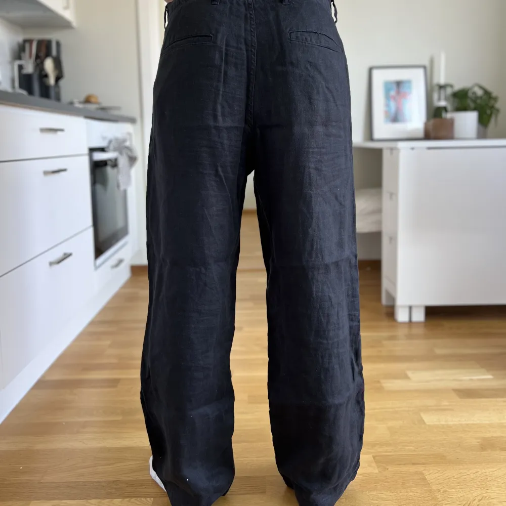 Svarta vida linnebyxor med knapp och dragkedja från H&M! Använda ett fåtal gånger. 200kr + frakt🤘🏼. Jeans & Byxor.