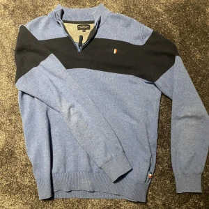 Half-Zip - Säljer denna Half-zip ifrån märket Jean Paul, nypris 1200kr, säljer för att jag inte använder den längre, den är storlek L och är true to size skicket är använt men fortfarande bra, 7-8/10