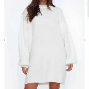 Stickad klänning  - Vit stickad klänning ifrån Chiquelle🩷 sparsamt använd så i bra skick! 