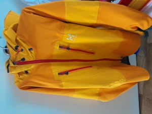 Haglöfs gore tex jacka - Otroligt fin & bra gore tex jacka som knappt använd.  Ny pris är ca 4500kr.   Pris kan diskuteras vid snabb affär.  Kör budgivningen med 