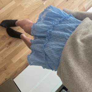 Jätte fin blå kjol som är perfekt till sommaren säljer då jag har en massa kjolar och behöver pengar till andra grejer. Storlek Xs/s passar båda 