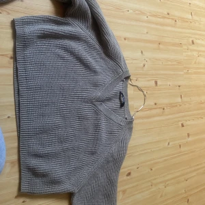 Beige stickad tröja  - Väldigt långa armar och lite kortare vid magen men annars super skön tröja