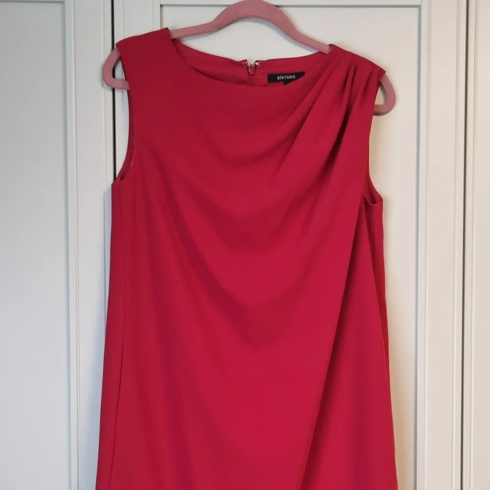Röd elegant basklänning i loosefit model. Klänningar.