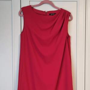 Röd elegant basklänning i loosefit model